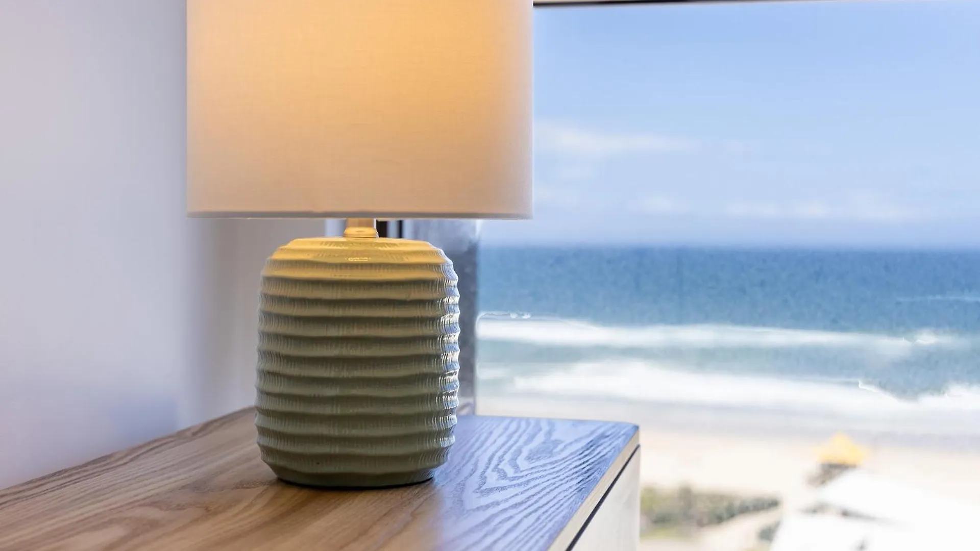 Waterfront 3-Br In The Heart Of The Gold Coast Apartment