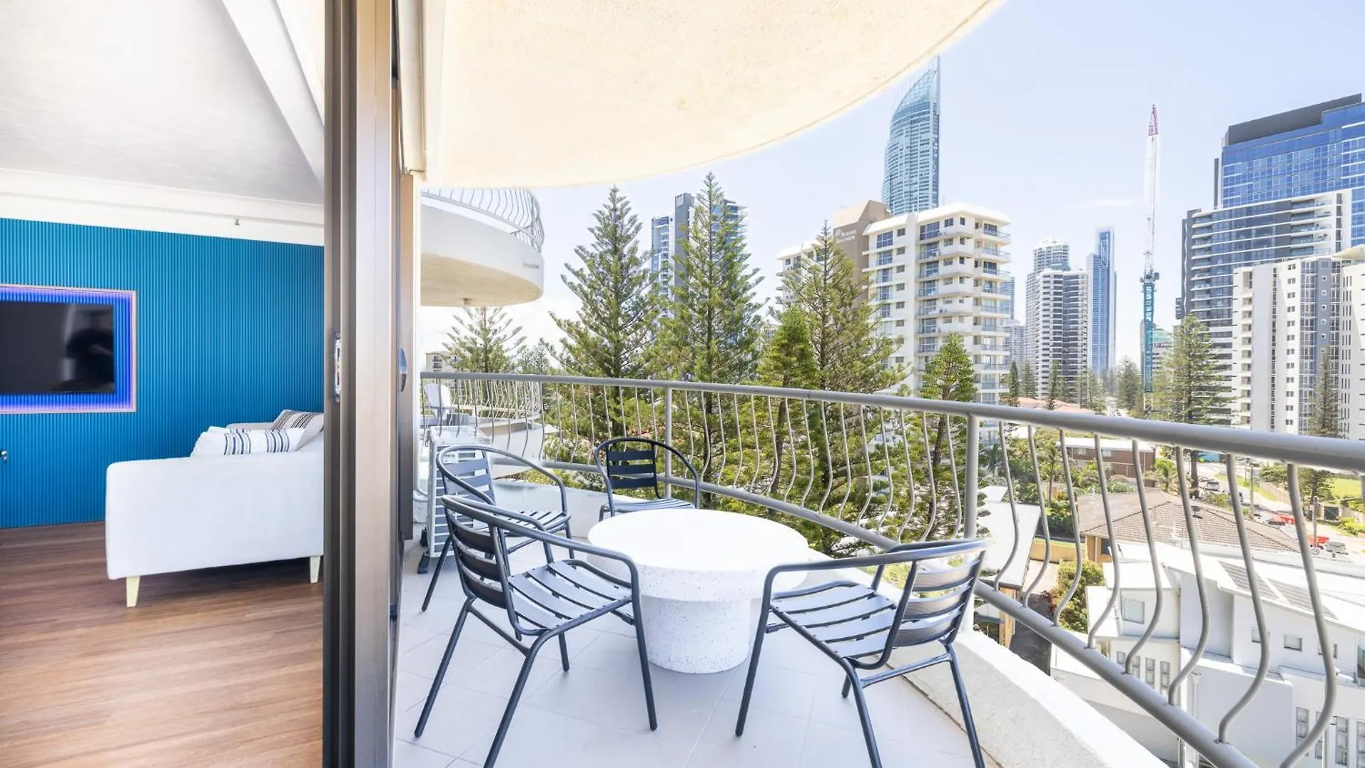 Waterfront 3-Br In The Heart Of The Gold Coast Apartment