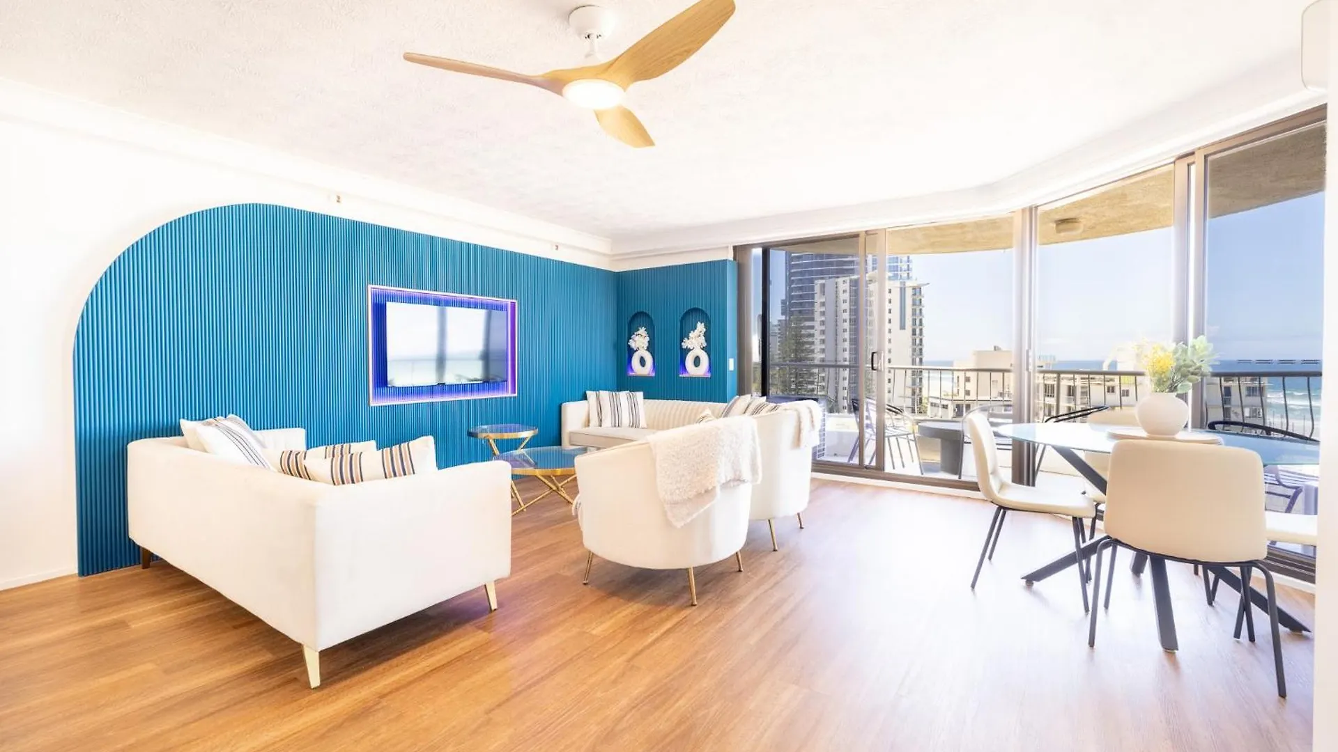 Waterfront 3-Br In The Heart Of The Gold Coast Apartment