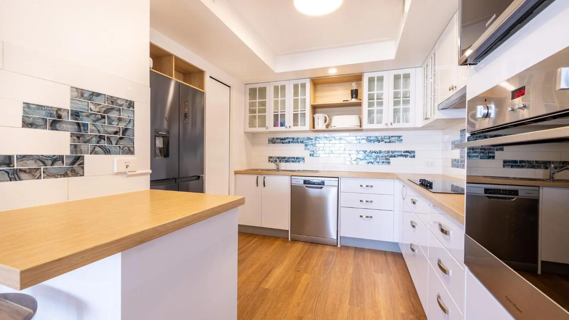 Waterfront 3-Br In The Heart Of The Gold Coast Apartment
