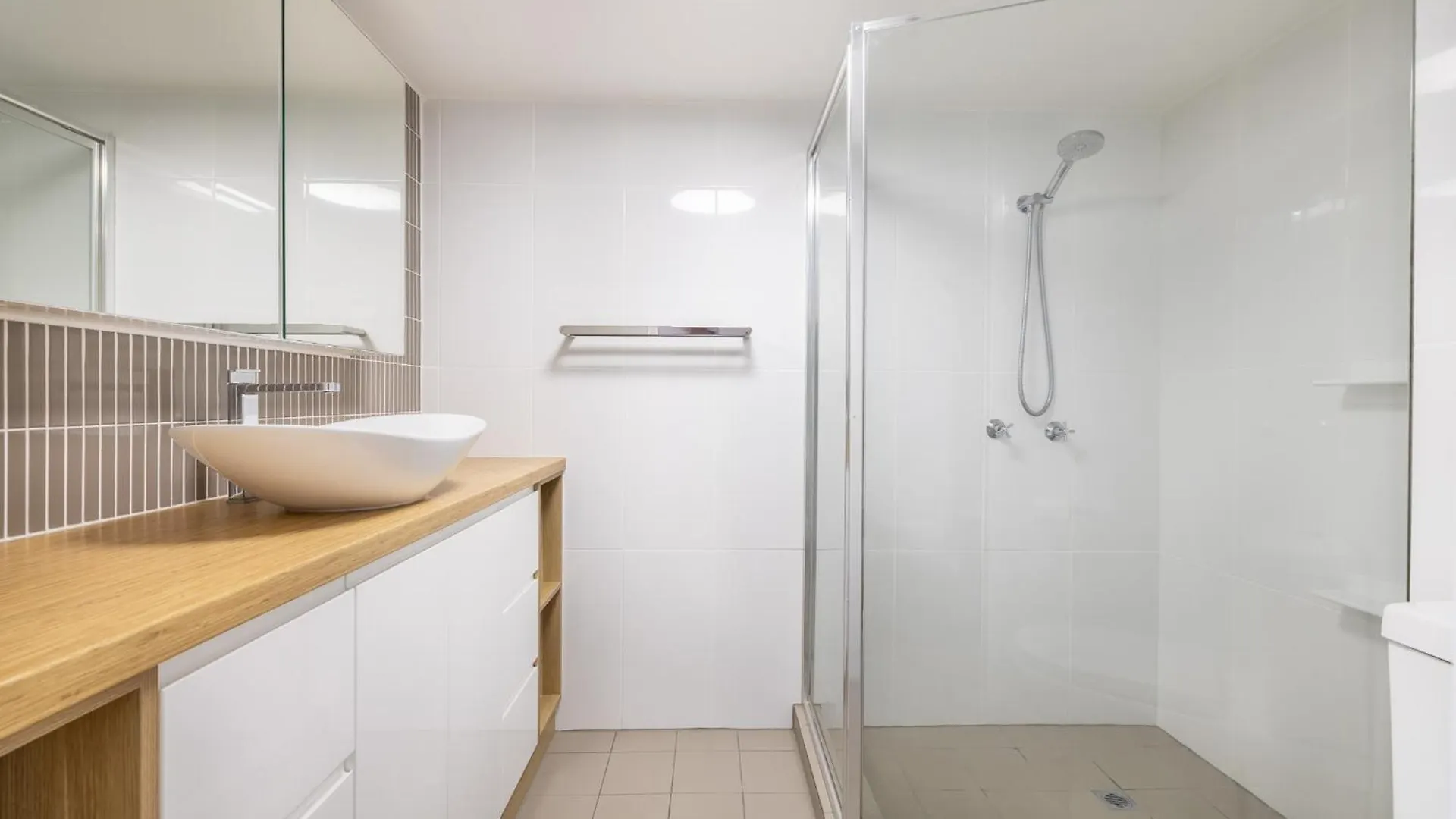 Waterfront 3-Br In The Heart Of The Gold Coast Apartment