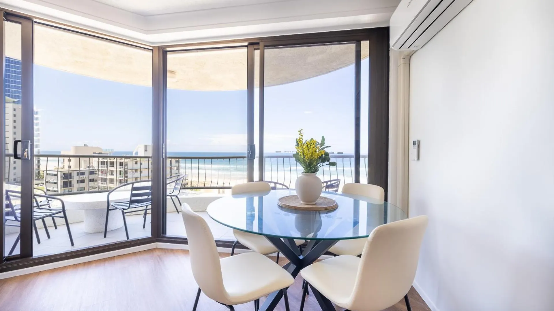 Waterfront 3-Br In The Heart Of The Gold Coast Apartment