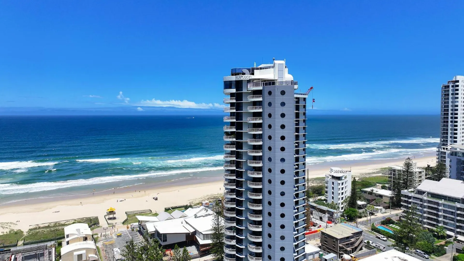 Waterfront 3-Br In The Heart Of The Gold Coast Apartment