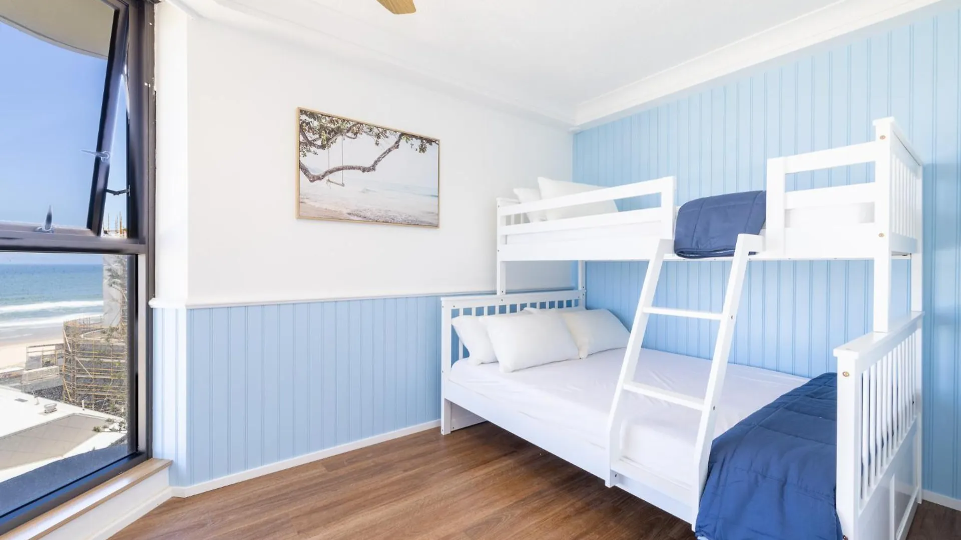 Waterfront 3-Br In The Heart Of The Gold Coast Apartment