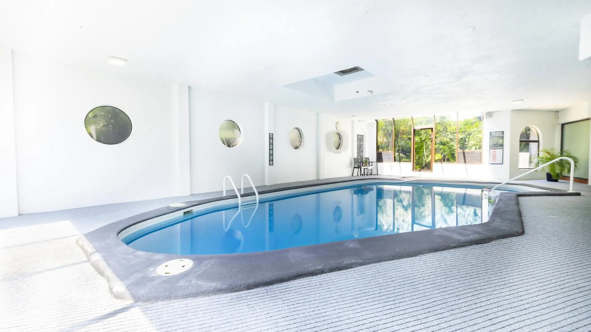 Waterfront 3-Br In The Heart Of The Gold Coast Apartment