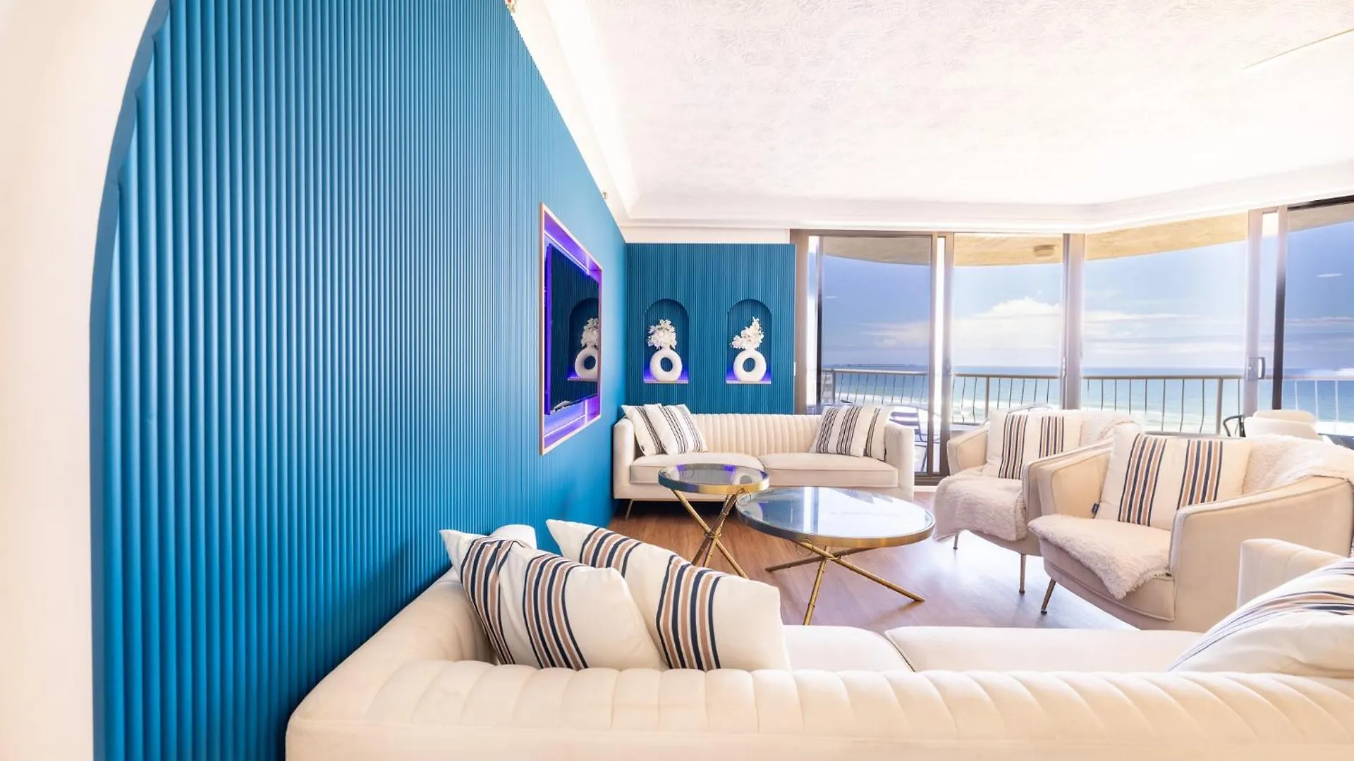 Waterfront 3-Br In The Heart Of The Gold Coast Apartment