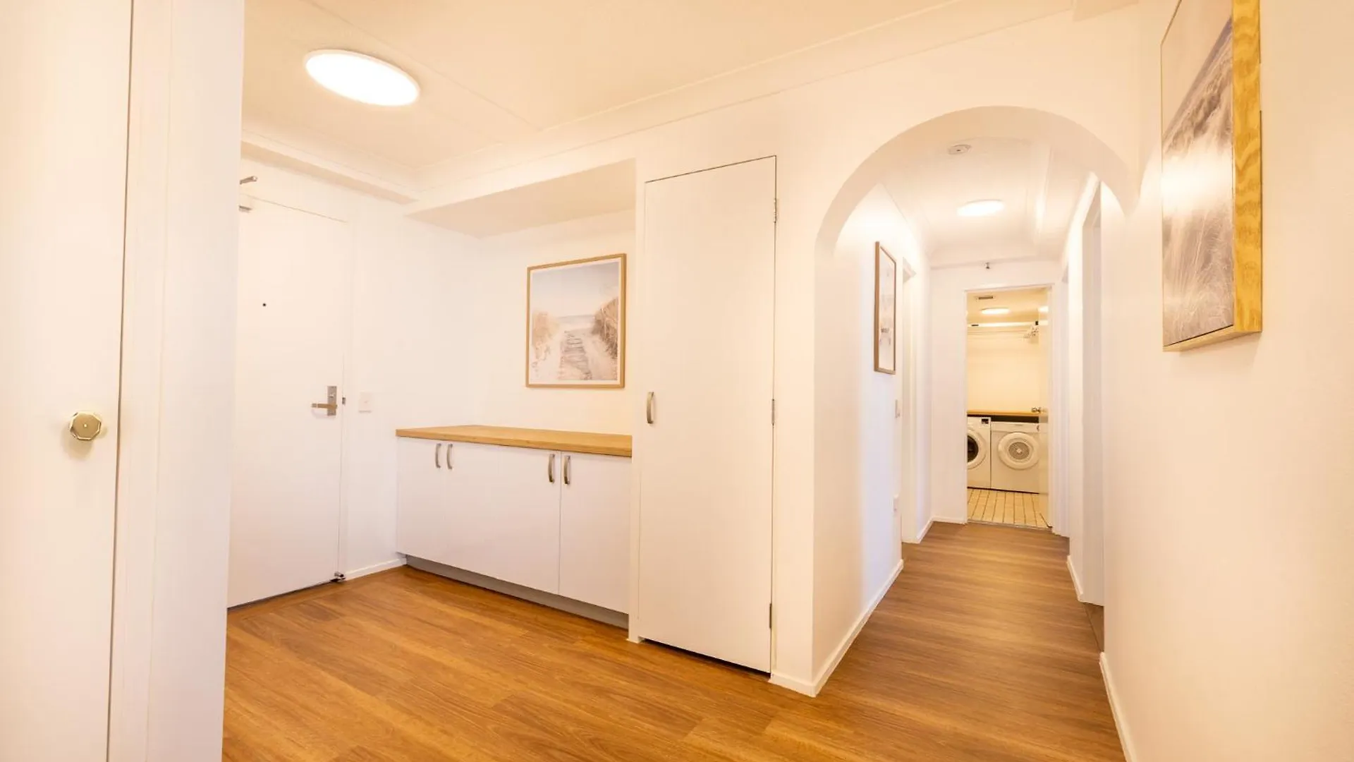 Waterfront 3-Br In The Heart Of The Gold Coast Apartment